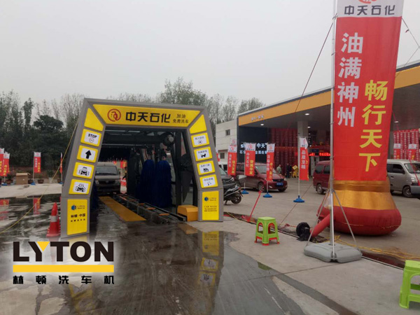 FX-11-7七刷隧道式連續(xù)洗車(chē)機(jī)整機(jī)航空鋁合金材質(zhì)加工而成,國(guó)際高端洗車(chē)機(jī)制造工藝。外形美觀新穎、大方。